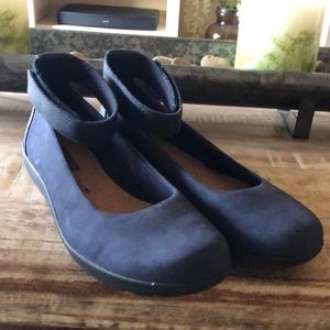 ****Never Worn**** 7.5 Clark’s Nubuck Leather